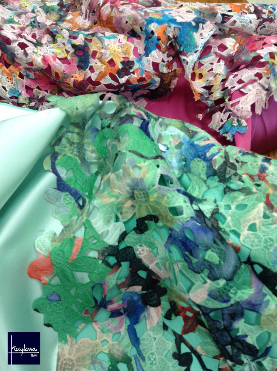 TejidosTexylana's tweet image. ¿A vosotros también os pasa que cuando vestís prendas de colores, os sentís más alegres? 😊
Os dejamos un poco de color para alegrar vuestro día: guipour estampado con fondo de Tejido Mikado. 😍
¡Fantástica combinación!

#Tejidos #ModaAMedida #Estampados #Jaén