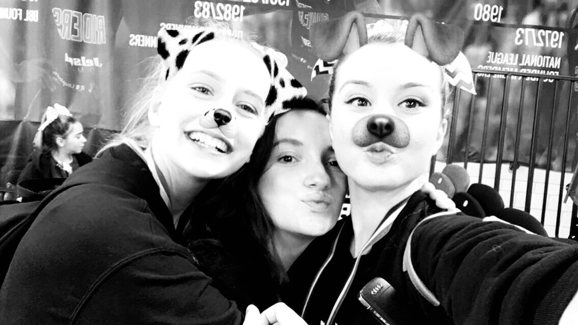ellabailey_'s tweet photo. @ellliemaay haaaaapppy happpy happy 19th birthday ells, love u so much!!!! 🖤🖤🖤 https://t.co/fLx5mwMAAx