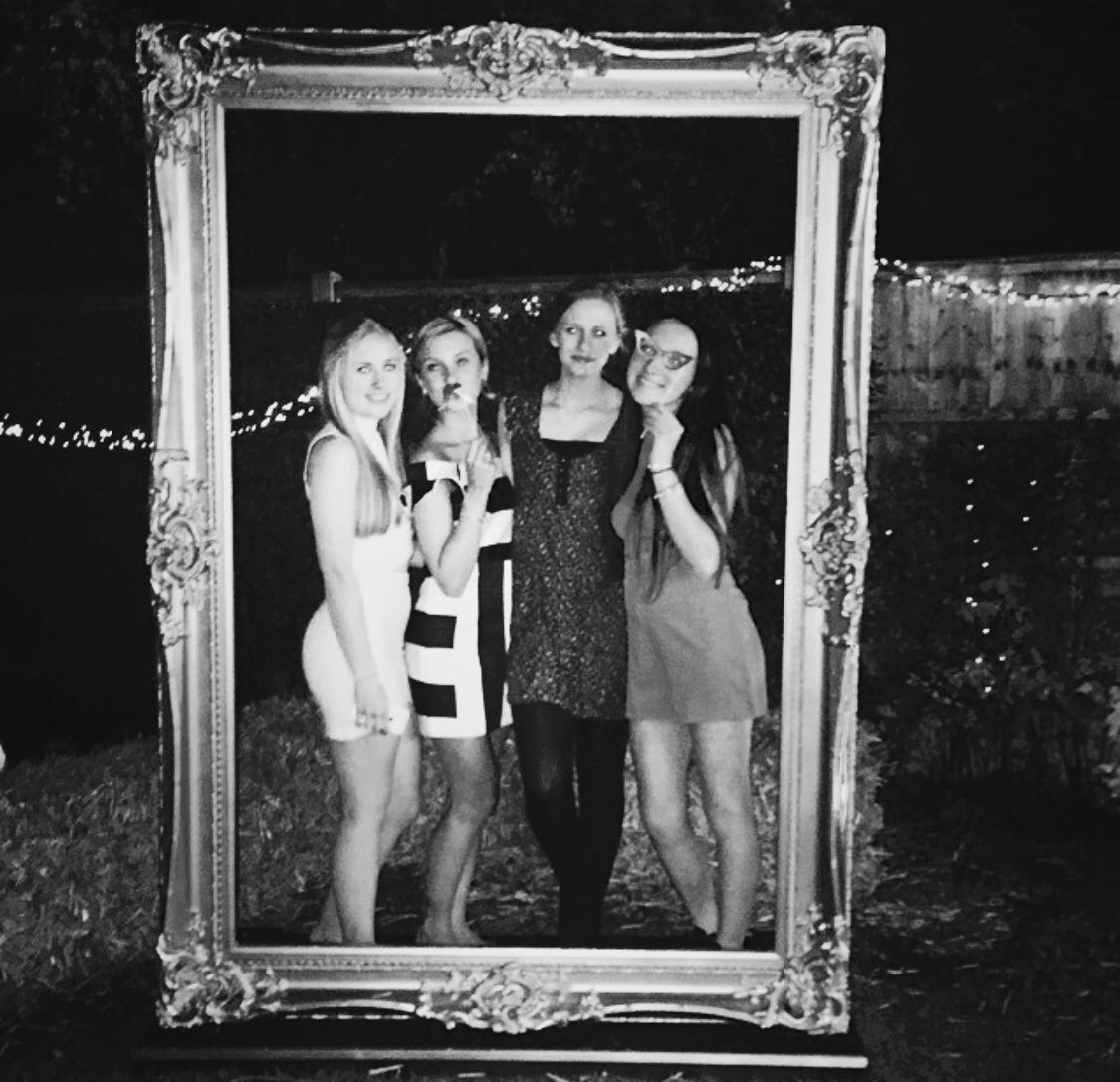 ellabailey_'s tweet photo. @ellliemaay haaaaapppy happpy happy 19th birthday ells, love u so much!!!! 🖤🖤🖤 https://t.co/fLx5mwMAAx