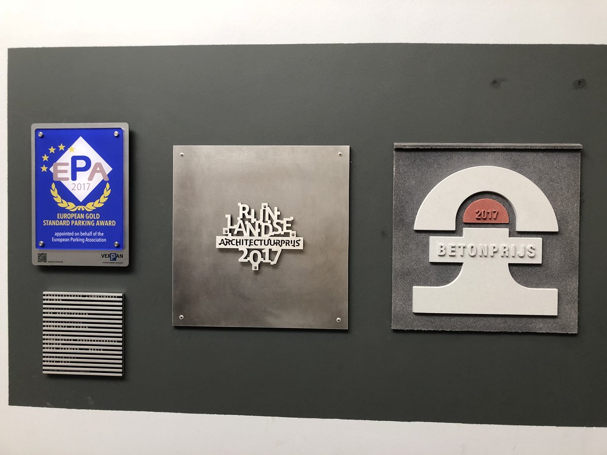 Betonvereniging's tweet photo. Gisteren de feestelijke onthulling van de #Betonprijs plaquette van de winnaar categorie #Uitvoering: Parkeergarage Lammermarkt, Leiden. Een vd diepste parkeergarages ter wereld. De locatie en de diepte verlangden een ingenieuze en gewaagde uitvoeringstechniek. https://t.co/dnfBff71rv