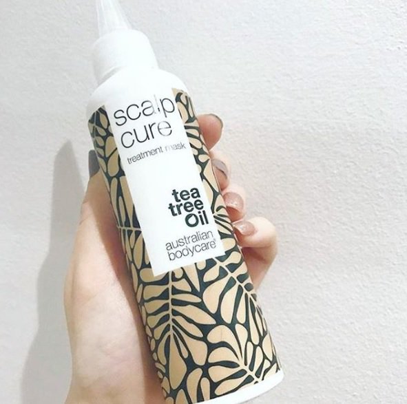 AustralianBody's tweet image. Did you know... The Tea Tree Oil in our Scalp Cure prevents bacteria on the scalp that causes itching, irritation &amp;amp; dandruff, the Macadamia nut oil moisturises the scalp &amp;amp; the extract of Tasmanian pepper has a soothing effect preventing irritation  🌱 bit.ly/2GiB6ZG
