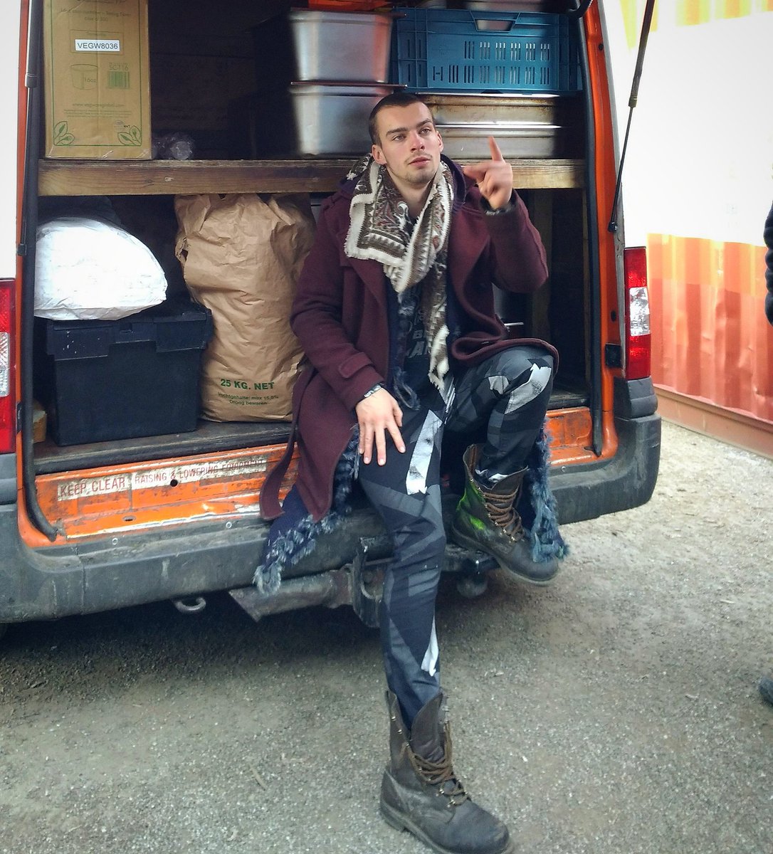 VOLUNTEERS NEEDED! Here's Alex getting the team ready for a food distribution. Alex is one of our awesome long-term volunteers whose hard work keeps hot meals coming out every day. We need more Alex's! Volunteer by emailing us: refugeecommunitykitchen@gmail.com #refugees #Food