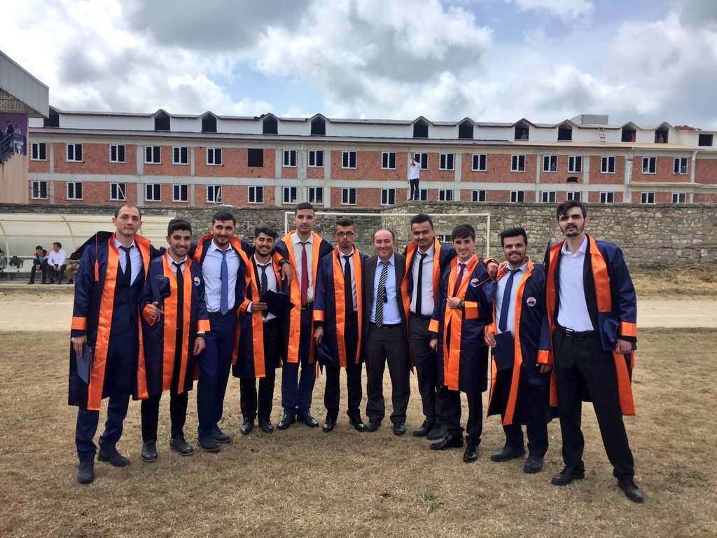 SinopKYGM's tweet photo. Sinop Üniversitesi'nden mezun olan öğrenci kardeşlerimizin👦👧 mutluluğuna ortak olduk.😀 https://t.co/6VqQFXalXJ