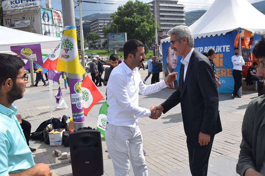 '
Kent meydanında çadır kurup bildiri dağıtıyoruz, halay çekiyoruz Bir oy HDP' ye Bir oy Demirtaş 'a diyoruz. #SenleDeğişir #TuDikari @shnadnan