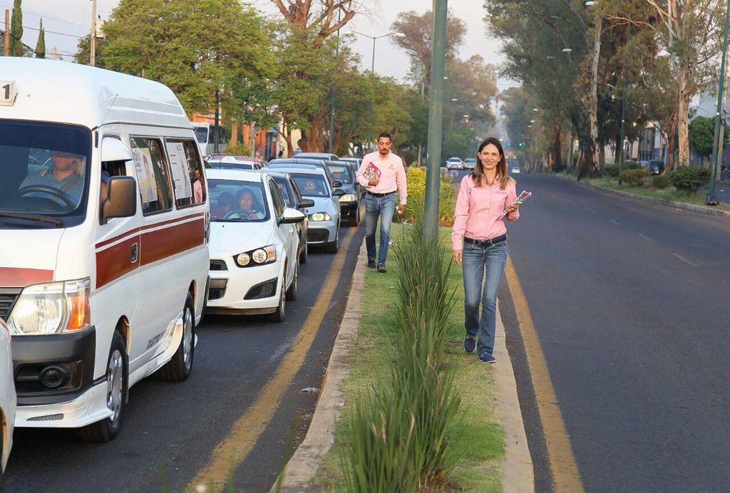 daniDlosantos's tweet photo. Un gusto saludar desde temprano a los morelianos que transitaban por el crucero de Av. Madero Poniente y Av. Escuadrón 201. #DemosElGranPaso https://t.co/BW6Np4HWsS