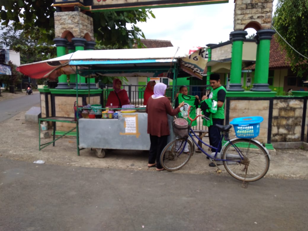 GusRommyLovers's tweet photo. Penjual takjil Desa Selamerta Kec. Mandiraja kKab. Banjarnegara, Jawa Tengah dalam kegiatab berbagi takjil dibulan #Ramadhan PPerbanyak Kebahagian di Bulan suci #Ramadhan 
 #SahabatRomahurmuziy https://t.co/EhjDOtGMVx