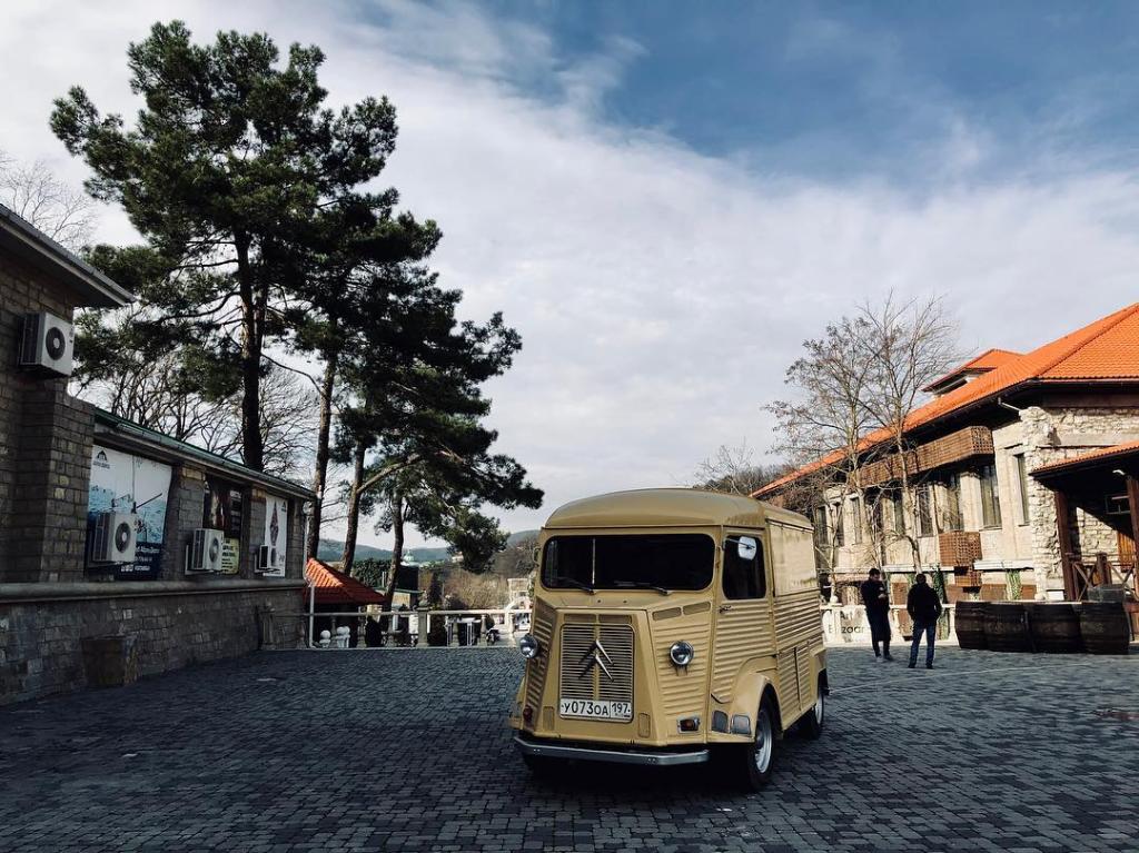 Citroen's tweet image. Share your pictures on #CitroenFanPhoto to participate in the Citroën Family and maybe get a regram from us! Thanks to lifffka (on Instagram) for this picture #TypeH #TBT