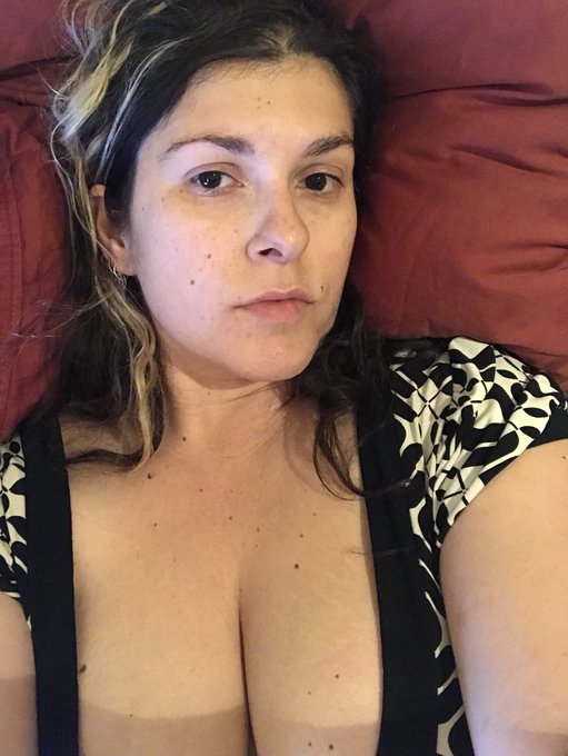 Damn, no wonder all my bfs put up with me. I feel like crap, and I look like this. Thankful the body