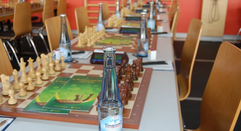 SFNickenich's tweet photo. #Tönnisteiner Privatbrunnen ist Sponsor. #Wasser und #Apfelsaft stehen beim #Schachsport während des #rlpopen hoch im Kurs. https://t.co/MFhe8NqBrt