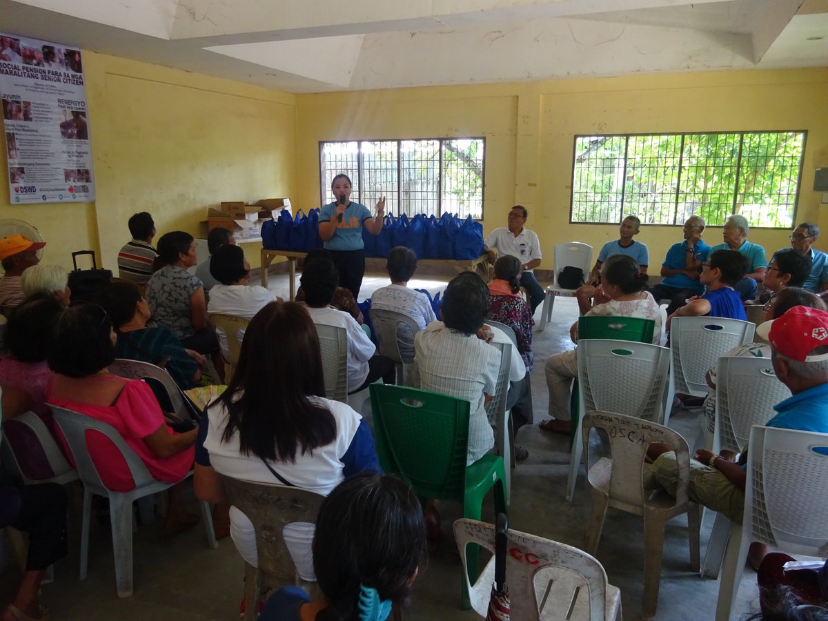 OPOLMPS's tweet photo. #PULISGOODEEDS
HANDOG PARA KAY LOLA AT LOLO - PERSONNEL OF OPOL MPS  DISTRIBUTED 60 PACKS CONTAINING GOODS TO SENIOR CITIZEN https://t.co/s8WLFKmxDY