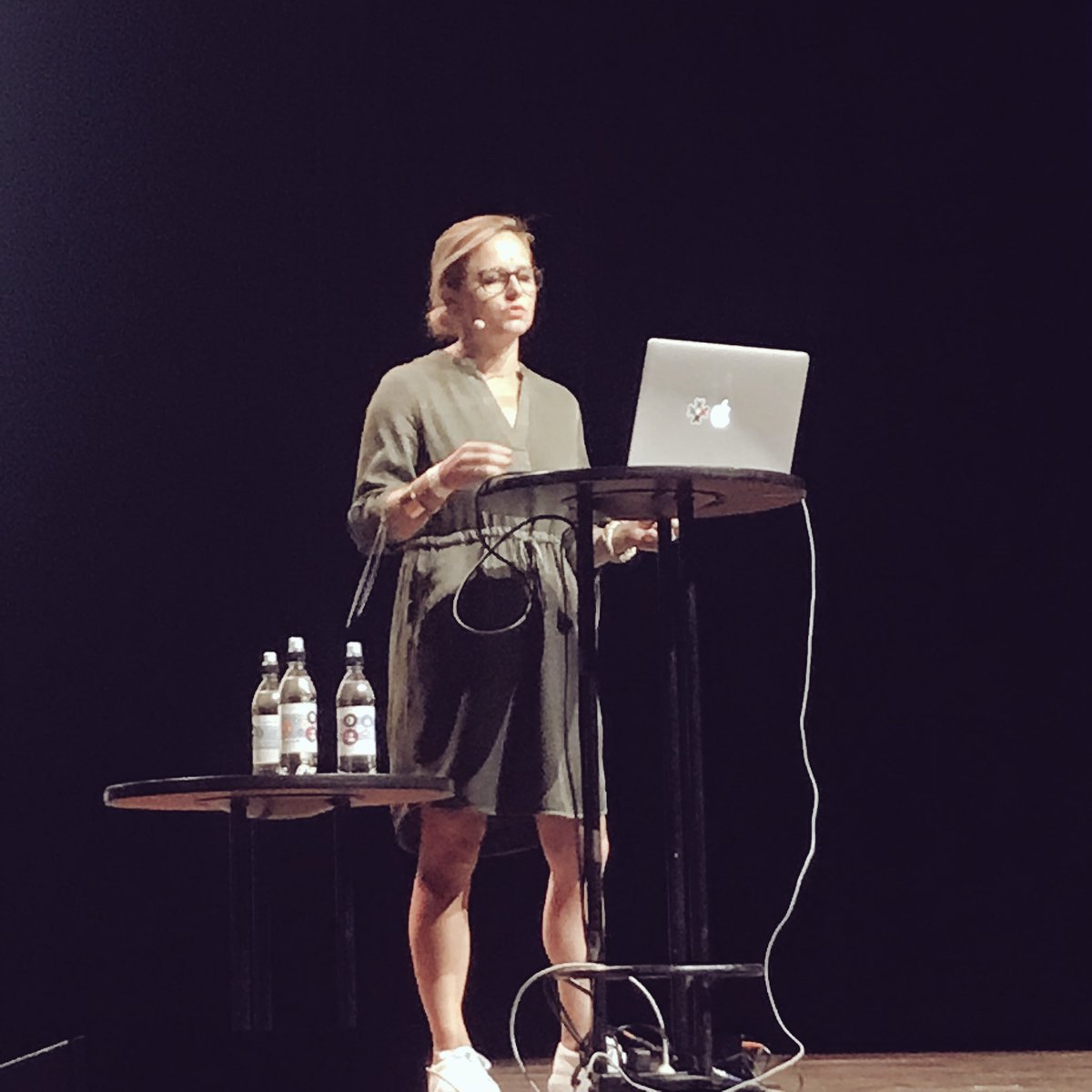 odanettverk's tweet image. Inspirasjonsdagen åpnes av @anetteme som snakker blant annet digital transformasjon med mening, eksponensiell vekst og AmazonGo #techforsociety #inspirasjonsdagen #odanettverk