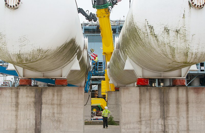 Beck_Pollitzer's tweet image. The @BeckPollitzerUK team making preparations for the lifting of a 70T storage vessel to be put onto transport for relocation. #MachineRelocation #MachineMoving