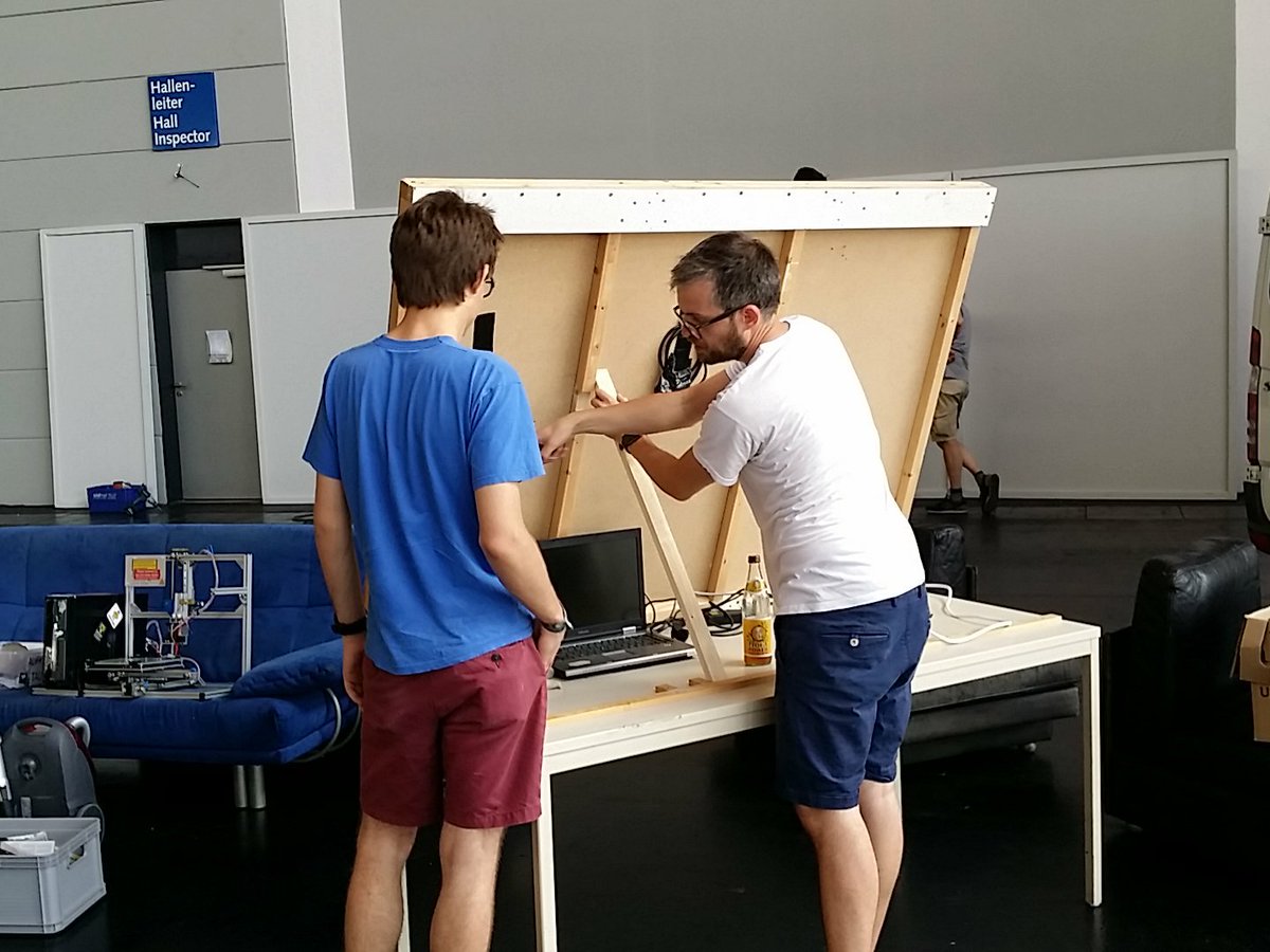 ToolboxBodensee's tweet photo. Hier wird schon schwer gearbeitet beim Aufbau für die @MakerFaireSee https://t.co/2BuUSZ53UU