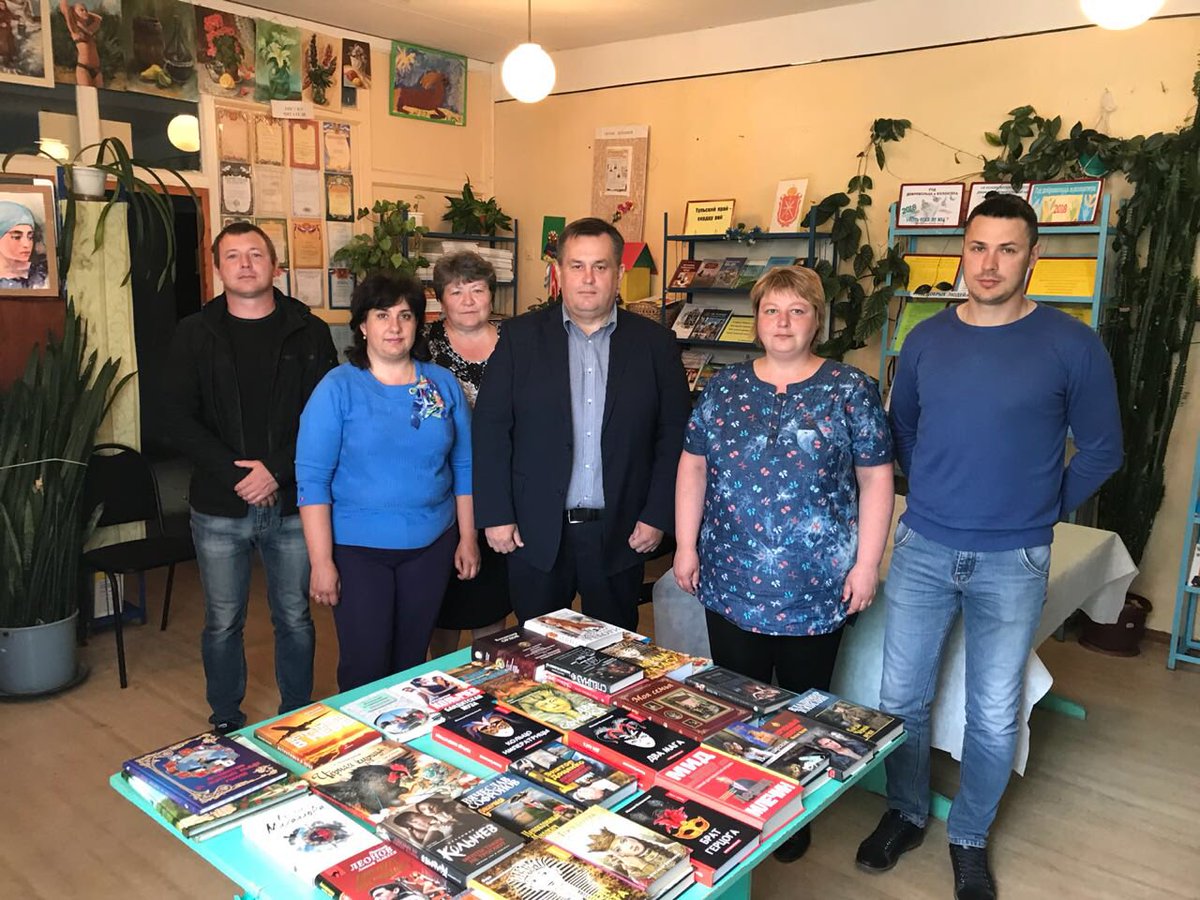 Вручил книги для всех читателей Архангельской сельской библиотеки от фонда депутата Государственной Думы, члена фракции "Единая Россия" Владимира Афонского "Земляки" в честь дня библиотек.