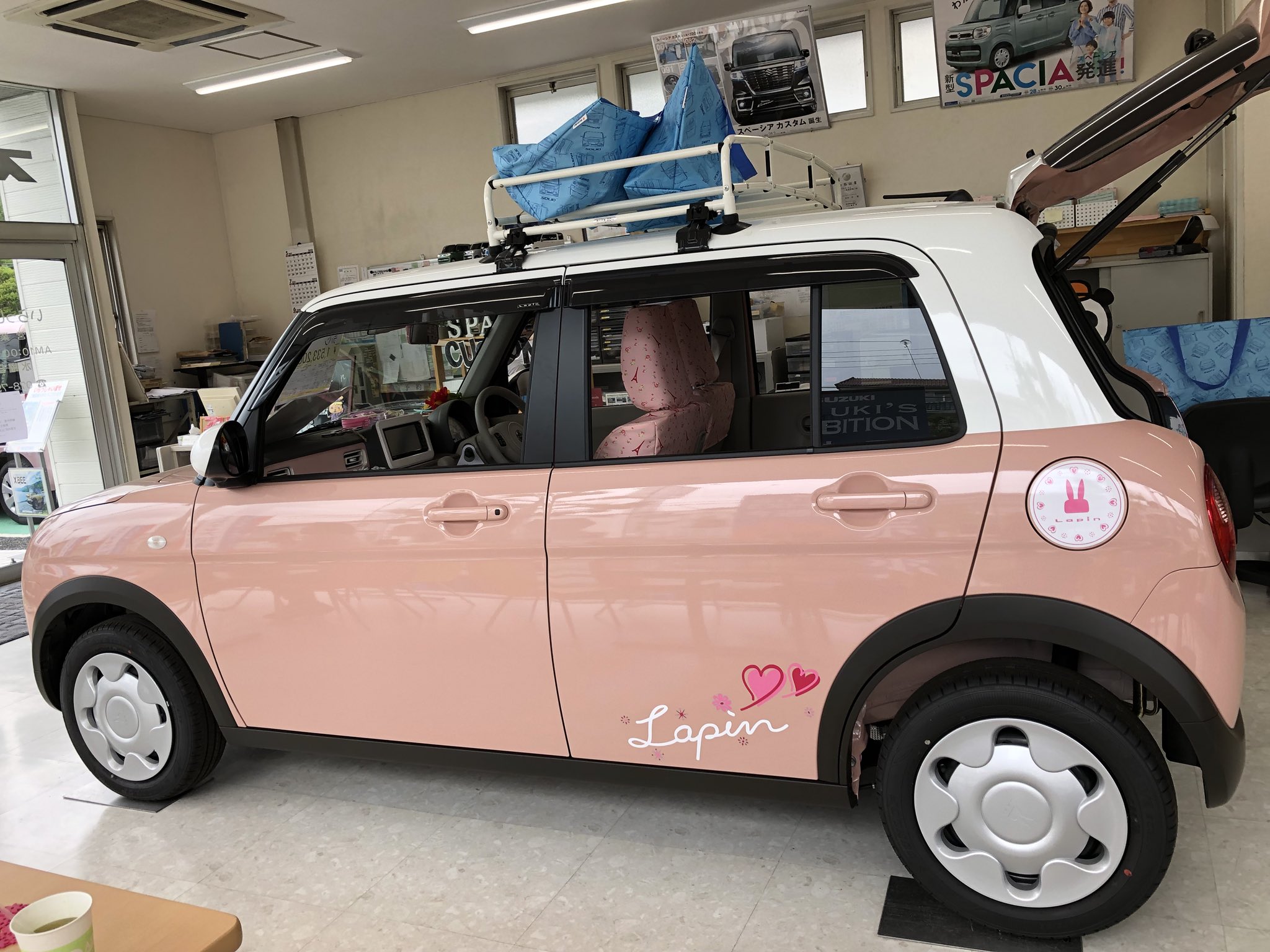 Twitter 上的 やすこ 12ヶ月点検 スズキの女子会チームが作ったというラパン とても可愛かったです 特に内装 台が木みたいになってるとこ 他にも写真で見た水色やベージュのラパン とても可愛かったのに広告を忘れてきたようです Suzuki ラパン T Co