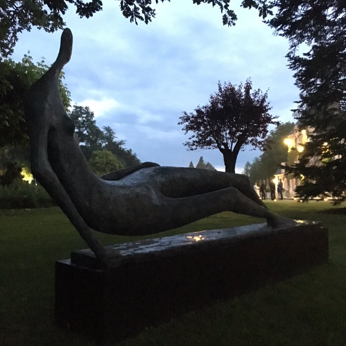 Artistics_FR's tweet photo. Les sculptures de Pierre Yermia ont pris place dans le superbe parc du Domaine des Hauts de Loire ! #h8collection #domainedeshautsdeloire #Artistics https://t.co/GAUPMYiic7