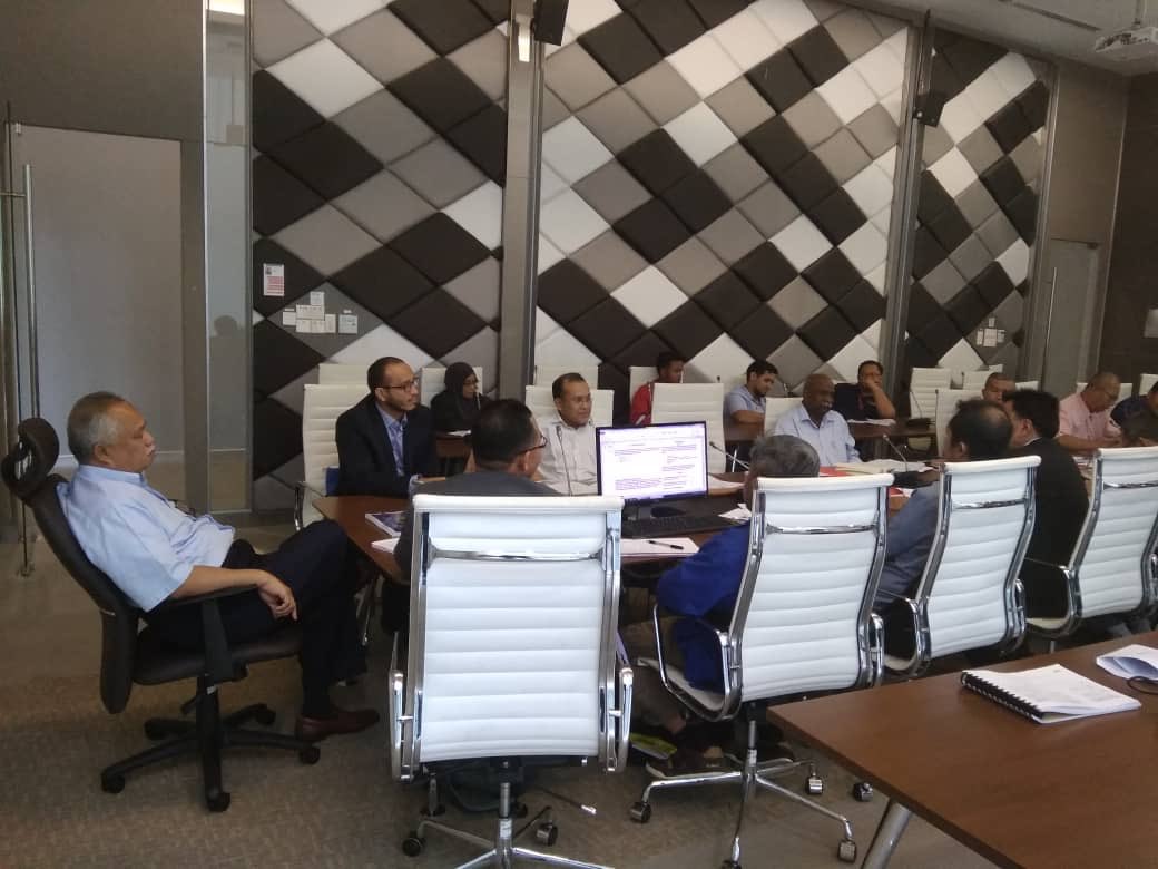 Mesyuarat tapak ke 31 Projek Menaiktaraf Laluan Persekutuan 12 FR(12) Dari Gambang, Pahang ke Segamat Johor (FASA1) telah dipengerusikan oleh Timbalan Ketua Pengarah Kerja Raya, Sektor Infra <a href="/Zulakmal8/">zulakmal</a> <a href="/HasmiJkr/">Hasmi Ahmad</a> <a href="/maoscpum/">Meor Aziz Osman</a> <a href="/CawJalanJKR/">Cawangan Jalan JKR Malaysia</a>