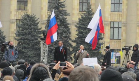 Обіцяю,що напишу респект СБУ і ГПУ коли сидітимуть довічно вбивці Небесної Сотні,винні в Іловайській і Дебальцевській трагедії,трагедії з ІЛ-76 і тд.Тобто ті що прикриваються вишиванками,і коли посадять оцих 2х ідарів,що стояли під триколорними тряпками, я дійсно скажу дякую СБУ!