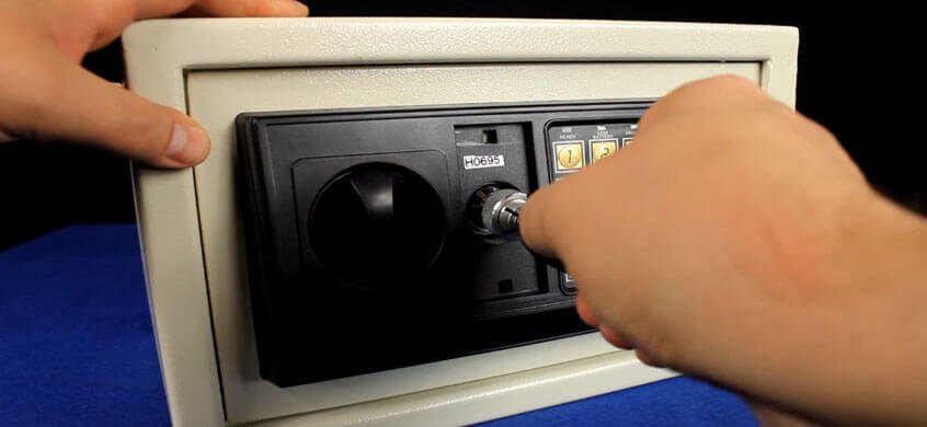 How to open a safe without a key and combination  #GunSafe #Gundictates

gundictates.com/how-to-unlock-…