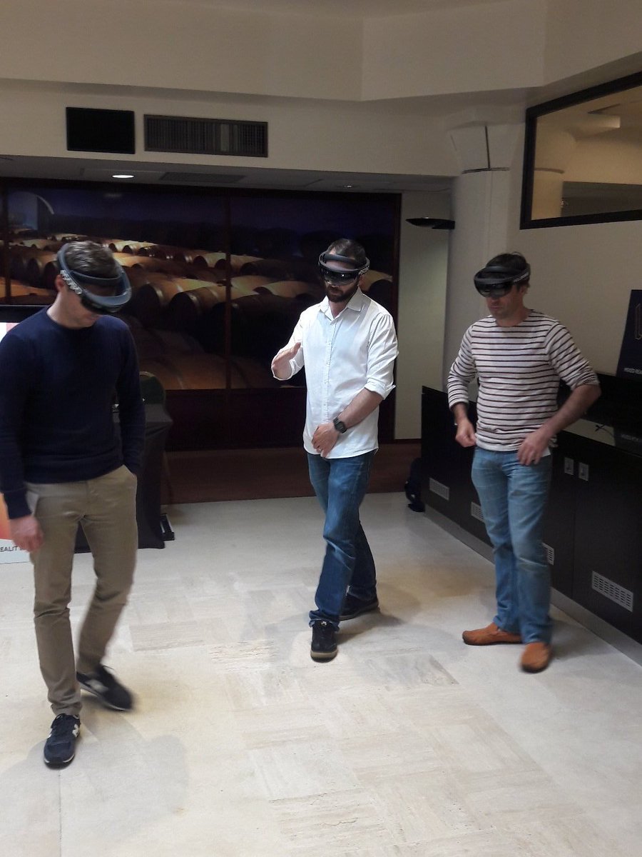 JennVllrs's tweet photo. Nos experts #ISCFrance en plein test du casque Hololens 😎 ! #DigitalExperienceBordeaux #Hololens @SQLI_FR https://t.co/dz2kzuIf74