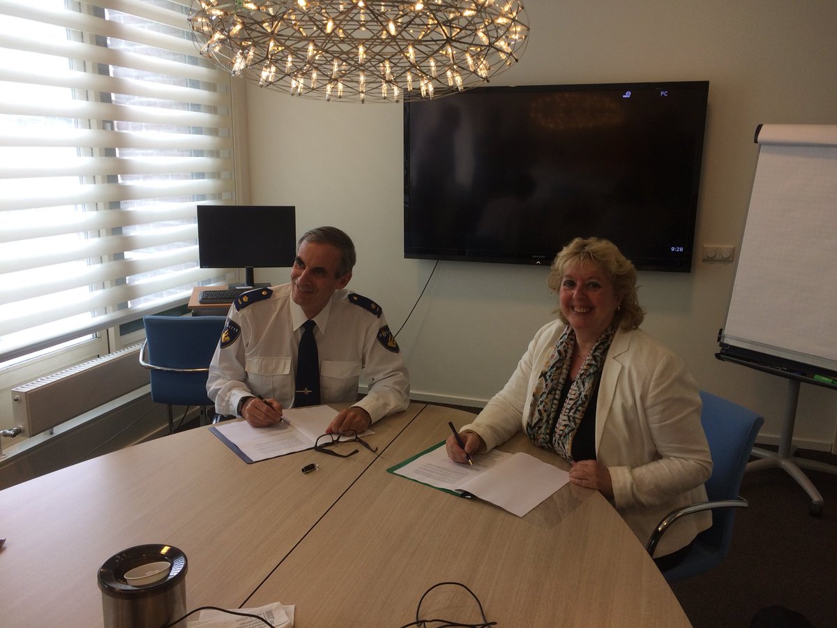 Vandaag nieuw samenwerkingsovereenkomst getekend tussen de #Nationale Politie en #Rijkswaterstaat. Integrale hulpverlening en handhaving op het water en de weg. <a href="/Rijkswaterstaat/">Rijkswaterstaat</a> <a href="/RWSverkeersinfo/">Rijkswaterstaat Verkeersinformatie</a>