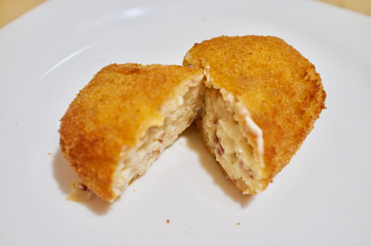 ColmadoIberico's tweet photo. Lo estás deseando... vente y prueba una de nuestras especialidades!! Croqueta, mejor dicho croquetón de jamón Ibérico 5J https://t.co/MxZf7oUGxq