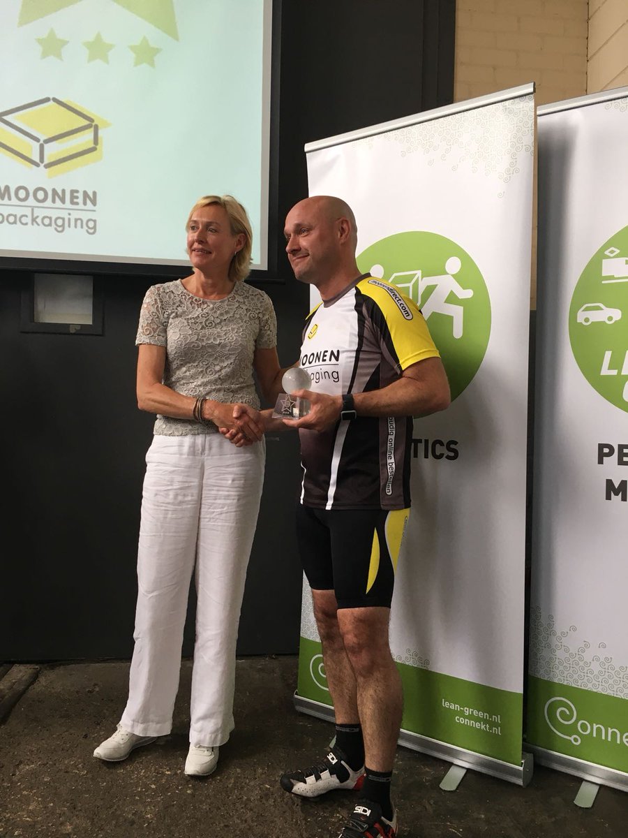 Lean_and_Green's tweet photo. Bijzondere @Lean_and_Green Uitreiking vandaag: eerste 6 bedrijven kregen 3e Star van @marietvanempel @MinIenW en Ambassadeur Henk Krougman @Cargill. Mooi voorbeeld: @MoonenPackaging kwam geheel #CO2 vrij, met de #fiets. 100% collaboration, 0% emissions. https://t.co/LKEDfKLqFt https://t.co/qRjJeGvhSv