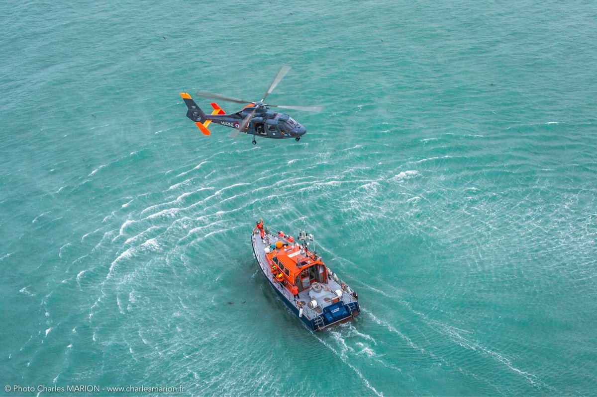 SauveteursenMer's tweet image. #JeudiPhoto 🌊 Les #SauveteursenMer de la #SNSM de #LaRochelle en plein #hélitreuillage avec la @MarineNationale capturés par le talentueux @CMphotographer 📸 bit.ly/2zQmg72