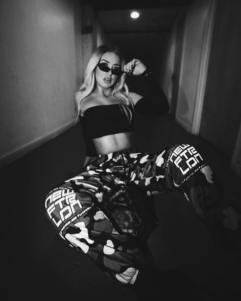 wintercomingfry's tweet photo. //rich white girls, all I'm doing is wasting my time chasing rich white girls. all they do is bitch and they whine. so tell me what could I give you that your daddy can't give you? baby, what could I give, to a rich white girl? they only love me when I pay 'em no mind// https://t.co/v5SGKhHNfG