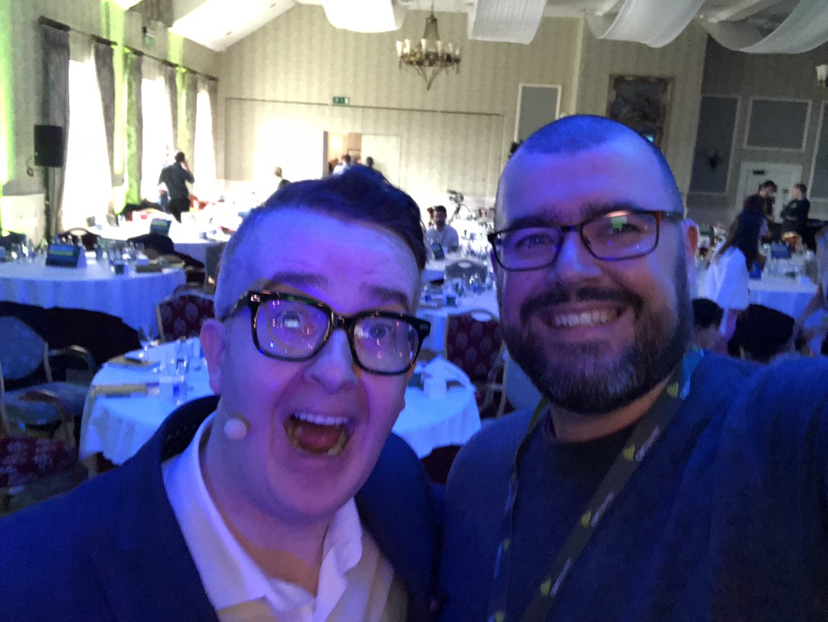 Fantastic talk by @davidmeadelive at the #CarTrawlerConference that was both eye opening and funny. Great insight into why people make the descions they do. #GlassesTwins 🤣