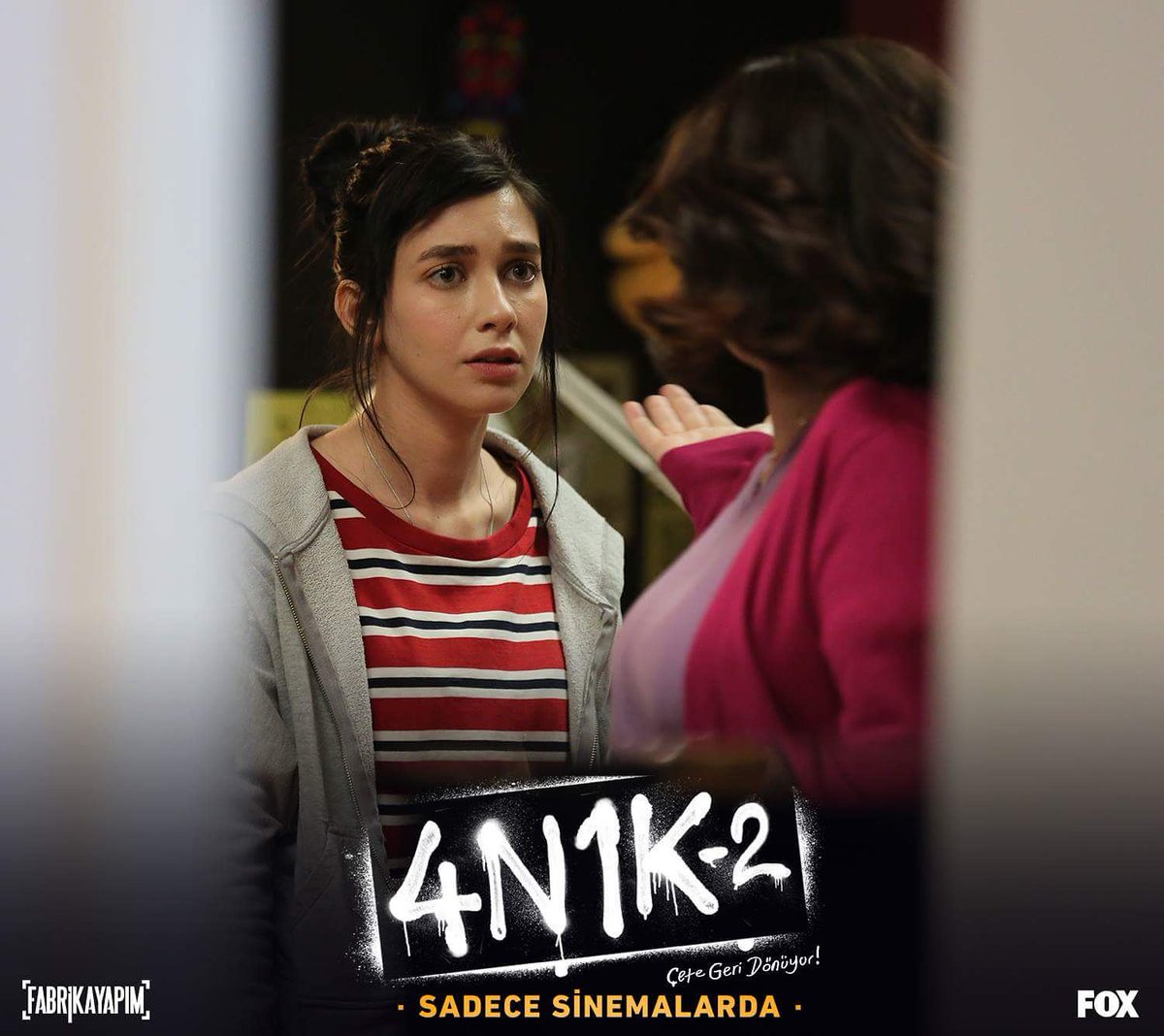 Yaprak, “herifin teki” tarafından dikizlendiğini ana kraliçeye bir türlü inandıramıyor. 😂 #4N1K2 <a href="/Fabrikayapim/">Fabrika Yapım</a> @FOXTurkiye