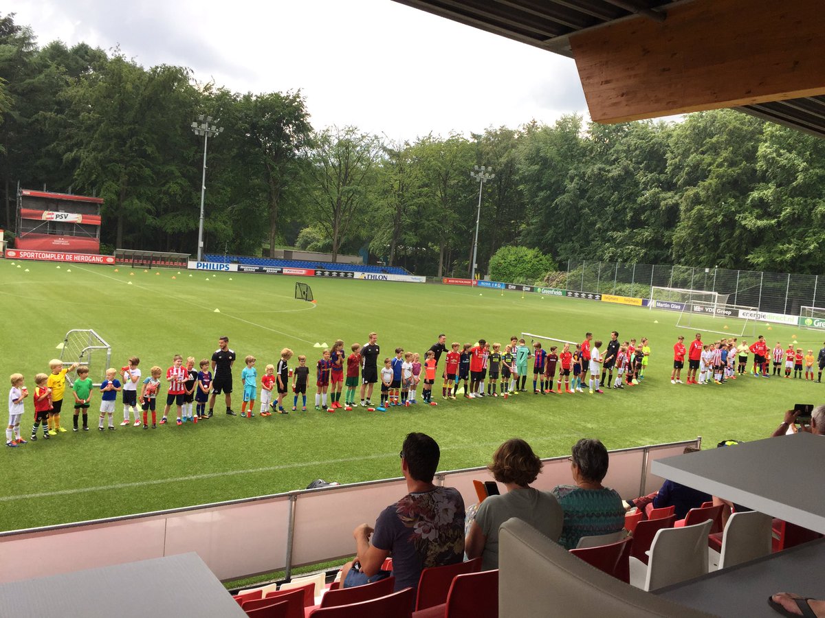 Topmiddag voor de kinderen van <a href="/VanLanschot/">Van Lanschot</a> regio zuid relaties tijdens de PSV clinic.