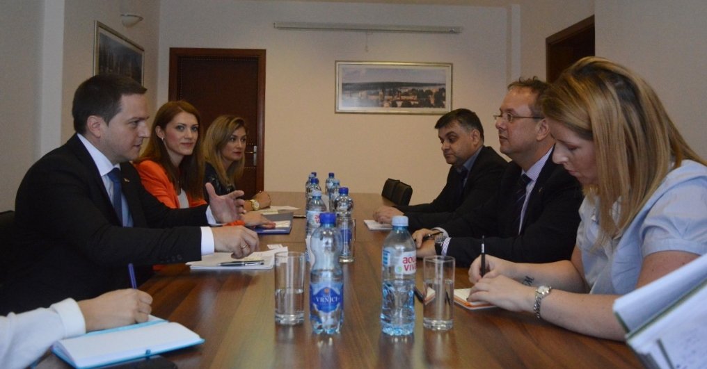 Mинистар Ружић са званичником Светске банке Р.Сендеровичем захвалио се за подршку коју нам ова међународна институција пружа у процесу реформе јавне управе. Предложено је да се настави са сарадњом кроз израду потребних анализа како би се даље развио и унапредио постављени систем.