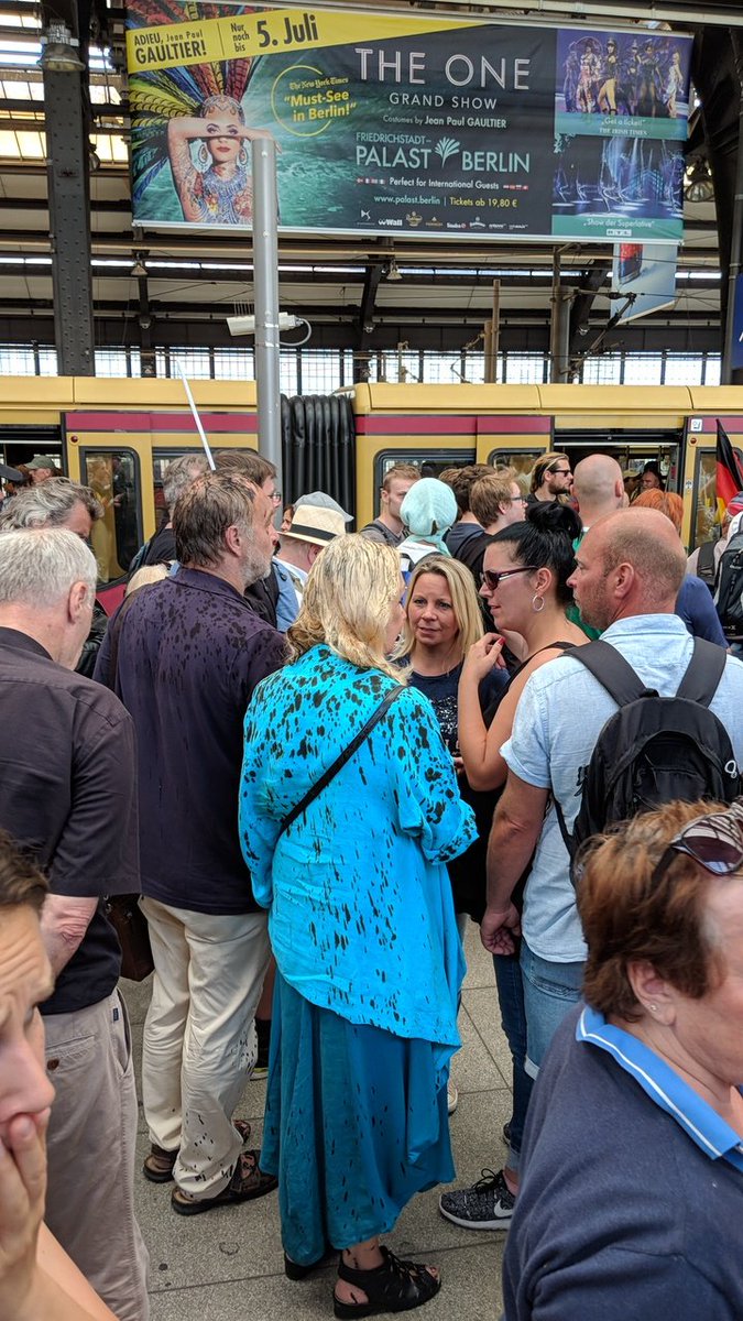 #B2705 Die Linken schrecken vor absolut nichts zurück. Auf dem Bild sieht man Menschen, die für Demokratie & Freiheit einstehen und zum Dank dafür mit Teer o.ä. übergossen werden. #AfDDemo #Berlin #AfD Ca. 30-40 Leute wurden Opfer des ekelhaften Anschlags.