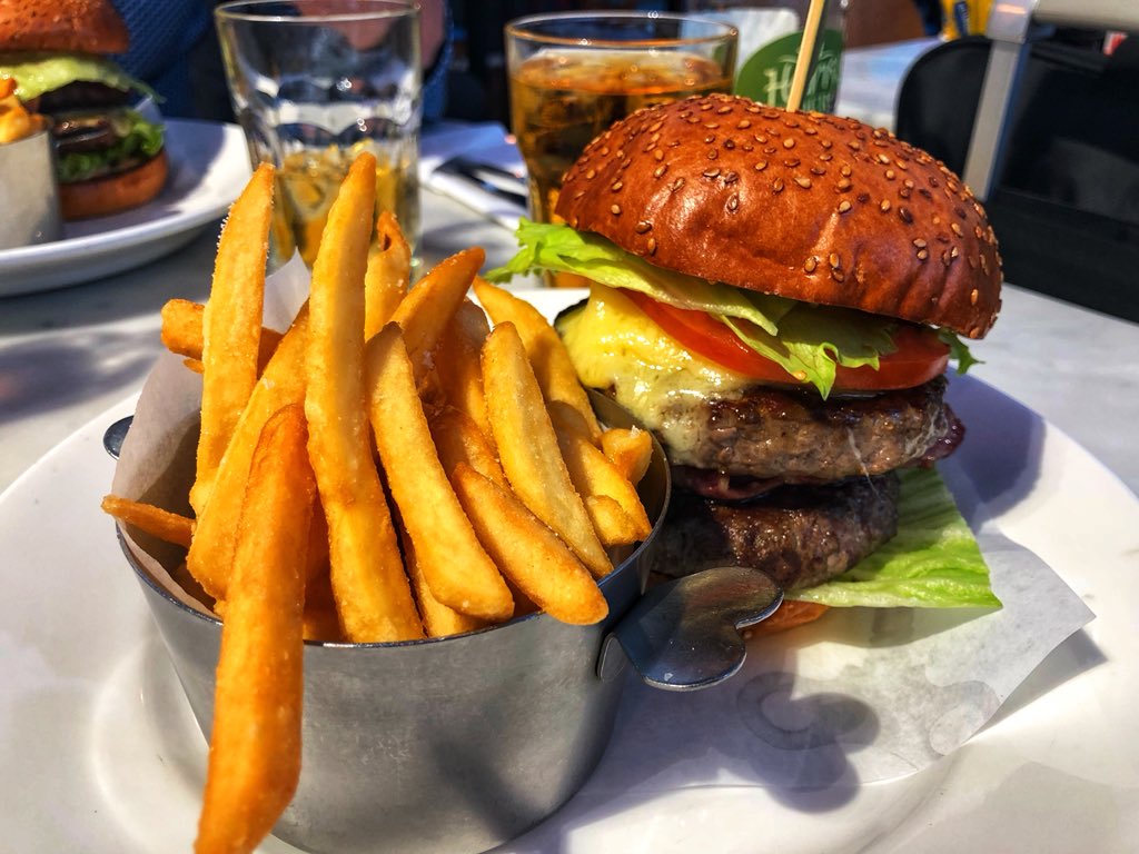 #Double #Cheeseburger 🍔 with #Bacon 🥓 and #Cheese 🧀 at #London #Heathrow #Airport 👌🏼
#takemymoney