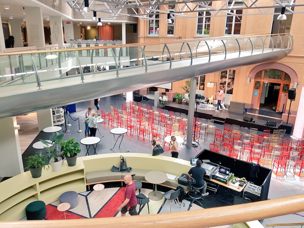 Voorbereidingen in volle gang! Vandaag de officiële opening van Parrotia en dus ook de bieb van Roosendaal! Wat een mijlpaal.