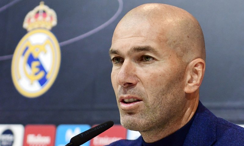 hola's tweet photo. El entrenador Zinedine Zidane anuncia por sorpresa que deja el Real Madrid. https://t.co/J4W6MP9rCE https://t.co/Pqr1gnOIXj