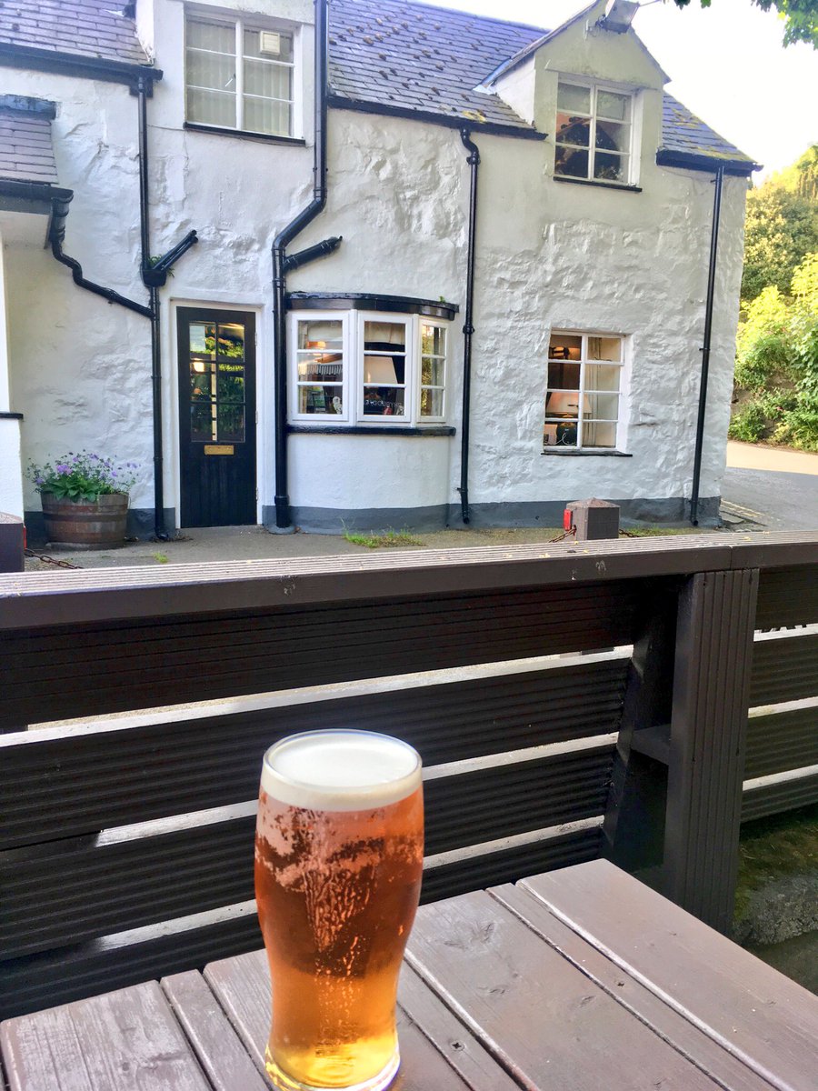 Wedi mynd am dro i draeth Llanbedrog neithiwr - a dod ar draws tafarn Glyn Y Weddw. Tafarn Robinsons felly dim ond cwrw nhw ar gael. Discovered <a href="/robbiesbrewery/">Robinsons Brewery</a> Glyn Y Weddw in Llanbedrog last night. Nice little pub with good food.