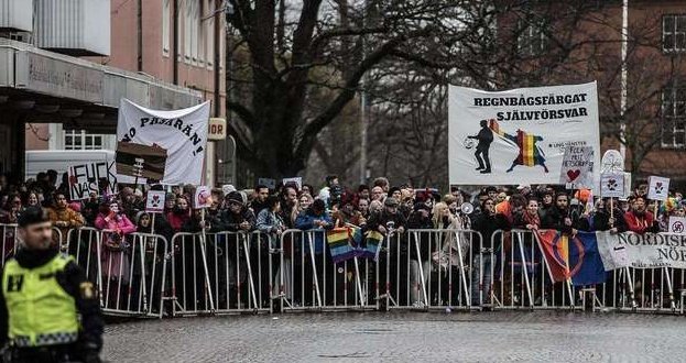 UVDalarna's tweet photo. På tal om: Observanta kan nog se två extra fina banderoller bland artikelns bild på motdemonstranterna i Ludvika... Nämner inga namn men vi har ju ändå målarskillz https://t.co/gn7diWCLgC