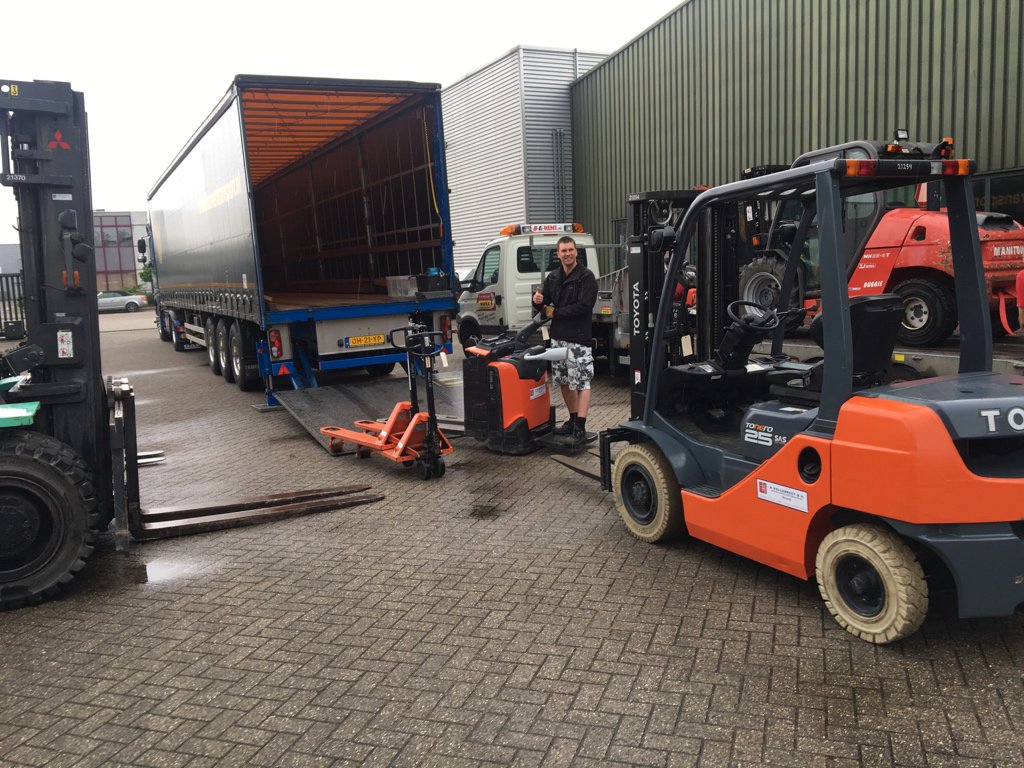 Tafels om op te zitten, heftrucks om mee te lossen, auto’s om mee te rijden: dit is vandaag allemaal geladen voor <a href="/alpedhuzes/">Alpe d'HuZes</a> 2018!