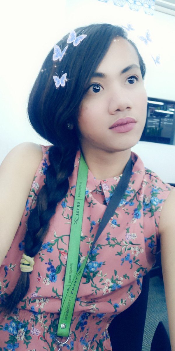 msems04's tweet photo. malayo ang tingin..
pero ang totoo binibilang ko yung butterfly sa ulo ko..k bye.. https://t.co/92OskQrpT4