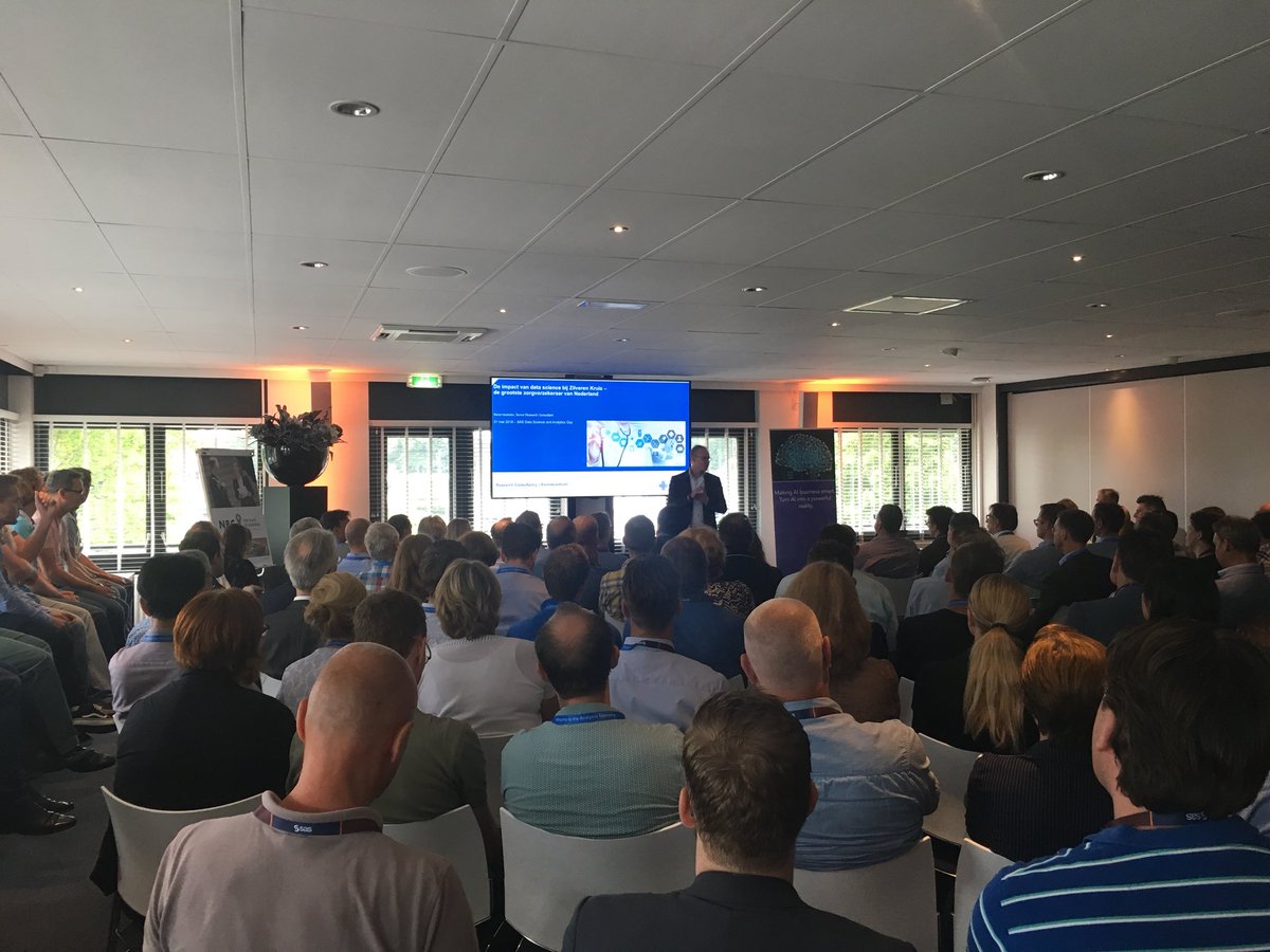 EdwinvanUnen's tweet photo. Volle bak bij presentatie over DataScience bij Zilveren Kruis door Rene Hoekstra op #DSADay18 https://t.co/1O8yh32ekV