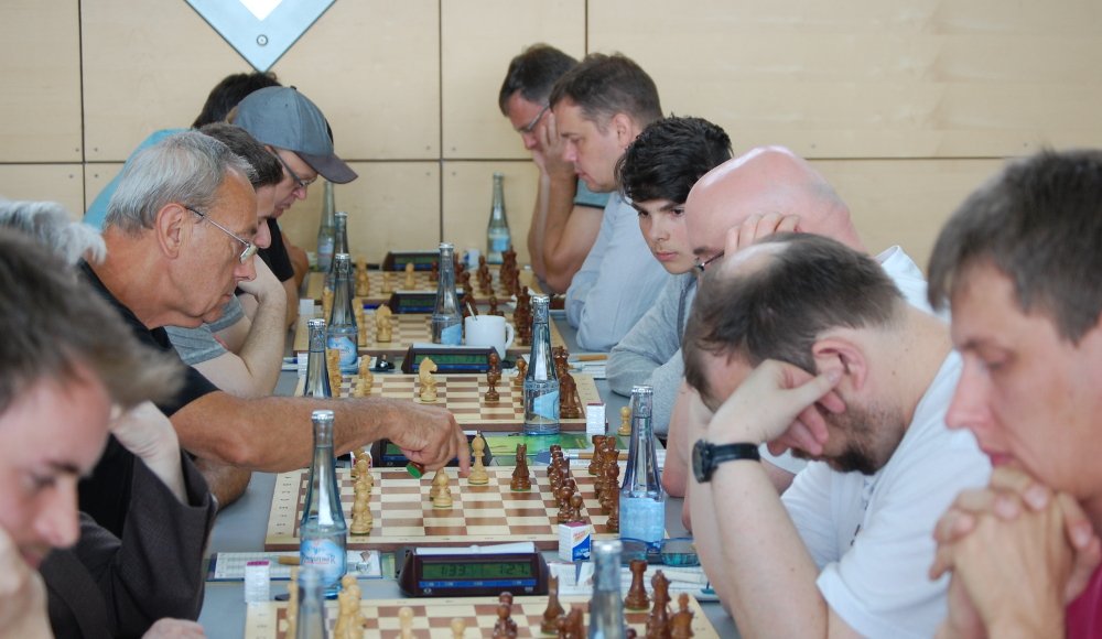 SFNickenich's tweet photo. Rauchende Köpfe beim #rlpopen in Nickenich. #Schach #innogy @Schachjugend @Schachbund #Schachbund https://t.co/17QtKZRlOD