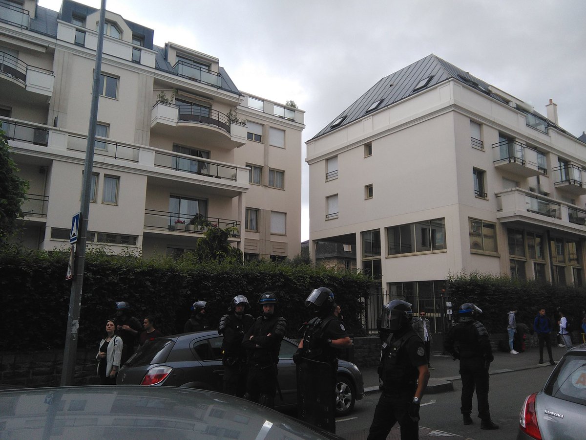 UnefRennes2's tweet photo. Apparemment l'AG lycéene de Jean Macé est interdite par le proviseur qui a fait apl aux forces de l'ordre pour l'empêcher, avec fouilles de cts sacs des https://t.co/Gsu1olNOpL.s et qques contrôle d'identité. Est-ce que c'est ce qu'on appelle de la répréssion  administrative ? https://t.co/8SiLmUs1ek
