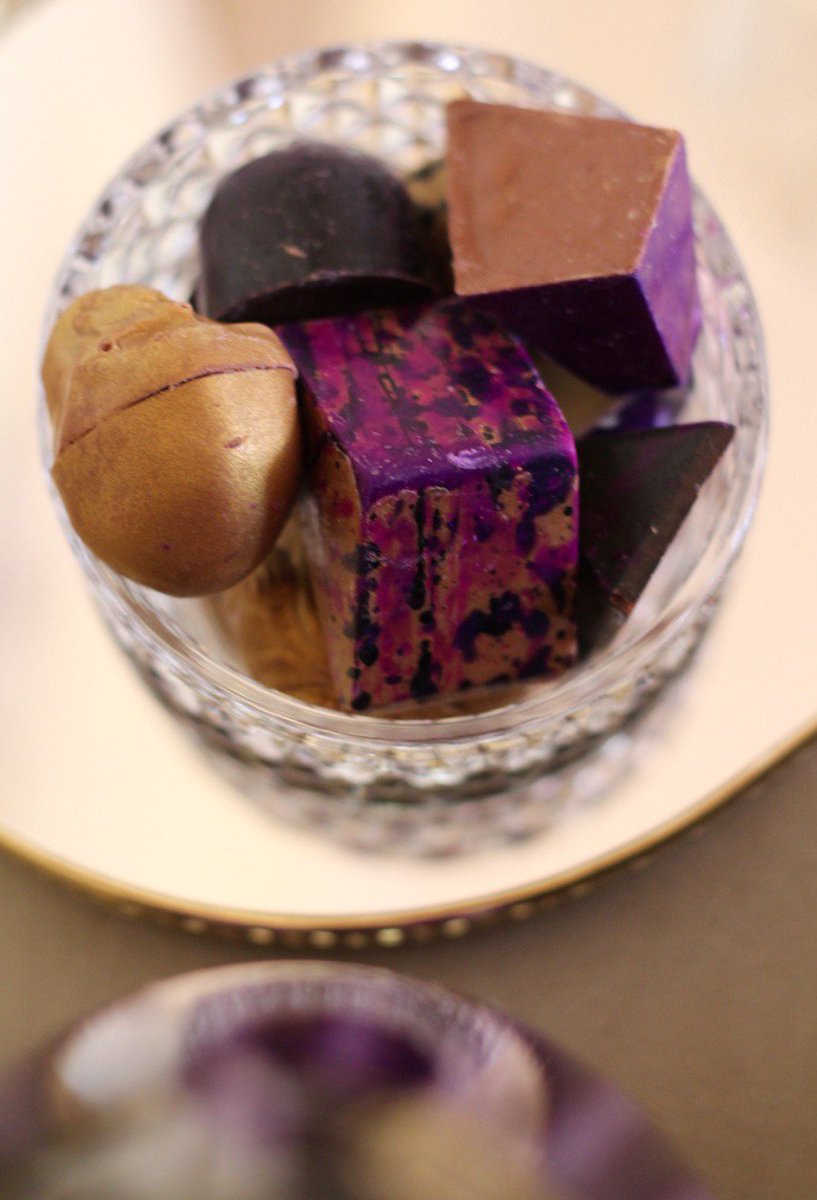 Look at this gorgeous press drop from <a href="/pongracz/">Pongrácz</a>, launching their new Noble Nectar MCC 🍾🍾🍾

Artisan chocolates from <a href="/MySugarCt/">My Sugar</a>.

#ANewBold
#PoppingPongracz