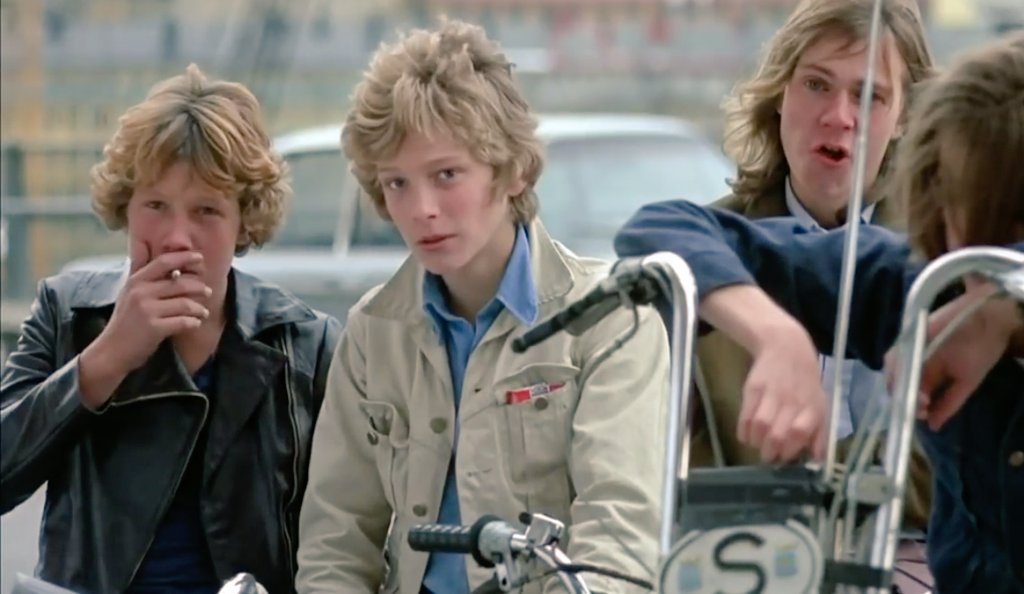 なかよしこけし堂 スウェーディッシュ ラブ ストーリー ベニスに死すのビョルンのデビュー作だけれど この方が素顔のビョルンに近いんだろうね 四枚目の左端の少年が主役なのだけどね ビョルンが輝きすぎてて ちなみに全く可愛くない女の子との