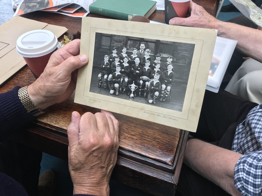 Rachel_Benn_'s tweet image. Ray shared his photos and school reports from @hcpsleeds #HunsletCarr 📜 Can you spot him on the photo?! #MemoriesofHunsletandStourton exhibition open now at #HunsletLibrary @leedslibraries