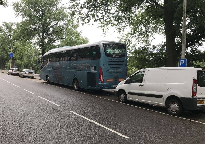 Bussen rukken op in Oostelijk deel centrum. Tsjechische toeristenbus staat rustig en half op trottoir geparkeerd op Oostenburgergracht.