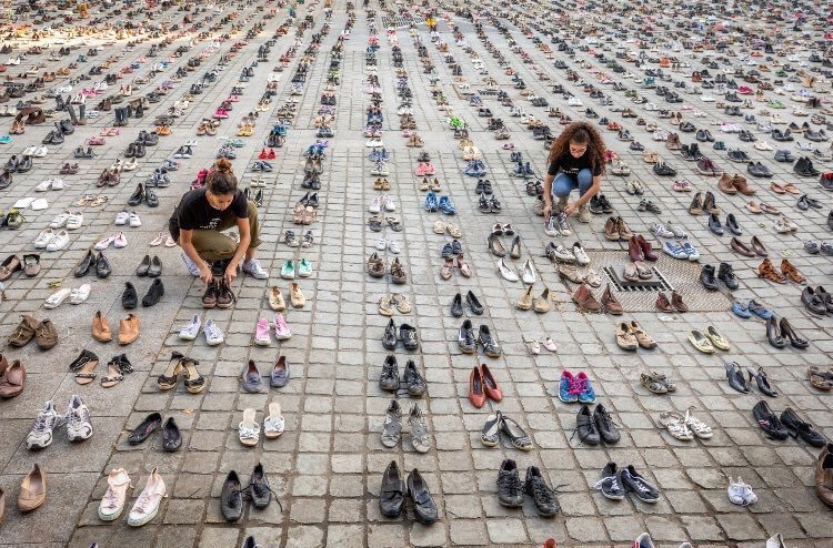 Dün Gazze gündemiyle toplanan Avrupa Birliği’nin Brüksel’deki binasının önüne İsrail’in son 10 yılda öldürdüğü 4500 Filistinli anısına 4500 çift ayakkabı bırakıldı.