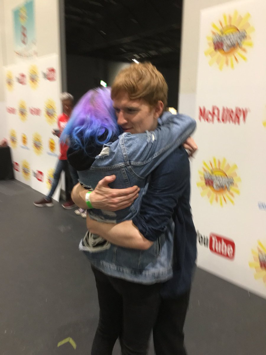 tanyalftv's tweet photo. #SitCTBT Luke hugs are the best hugs ππππππ https://t.co/zgalAHgwZP